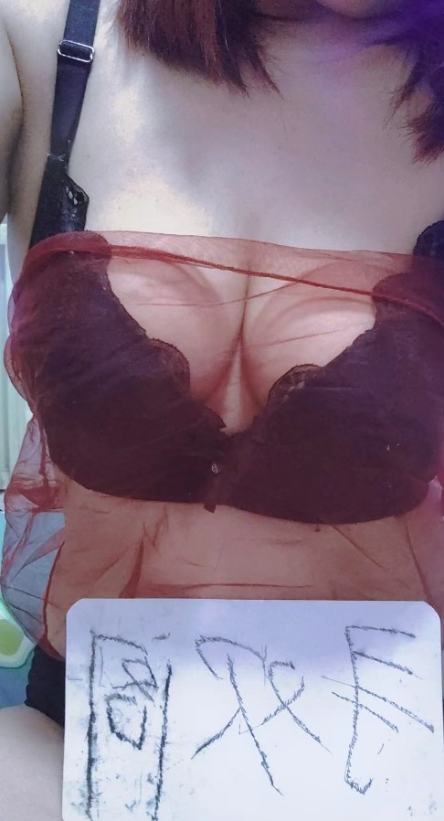 深喉一绝的红衣少妇