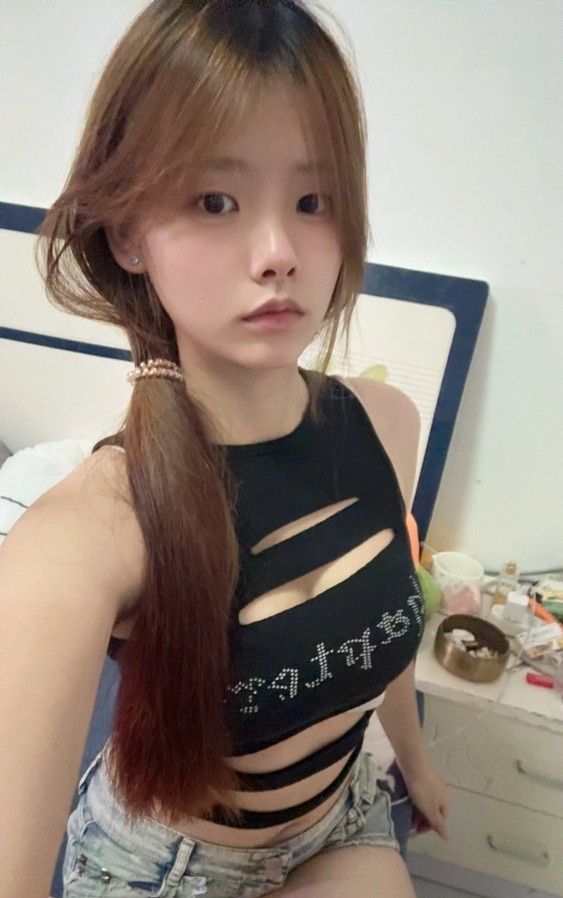 苗条型大胸嫩妹小不点