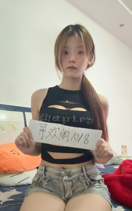 苗条型大胸嫩妹小不点