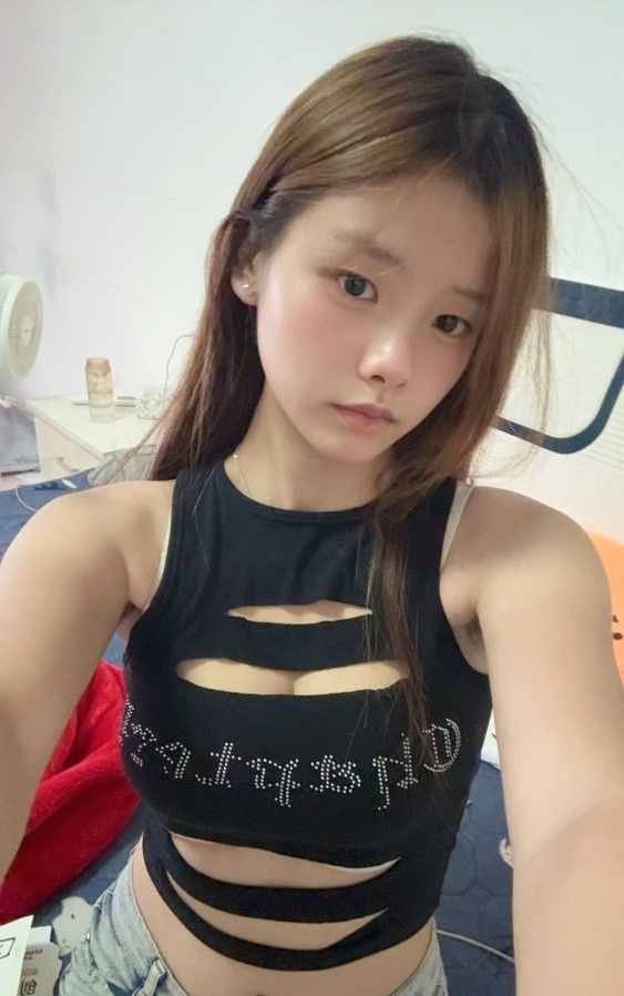苗条型大胸嫩妹小不点
