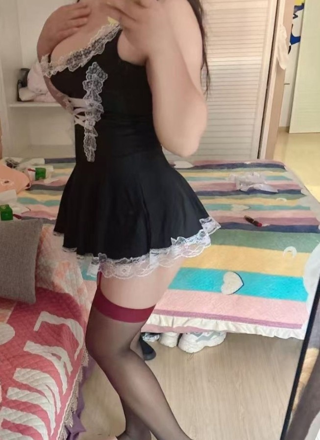 可野战车震小骚妇