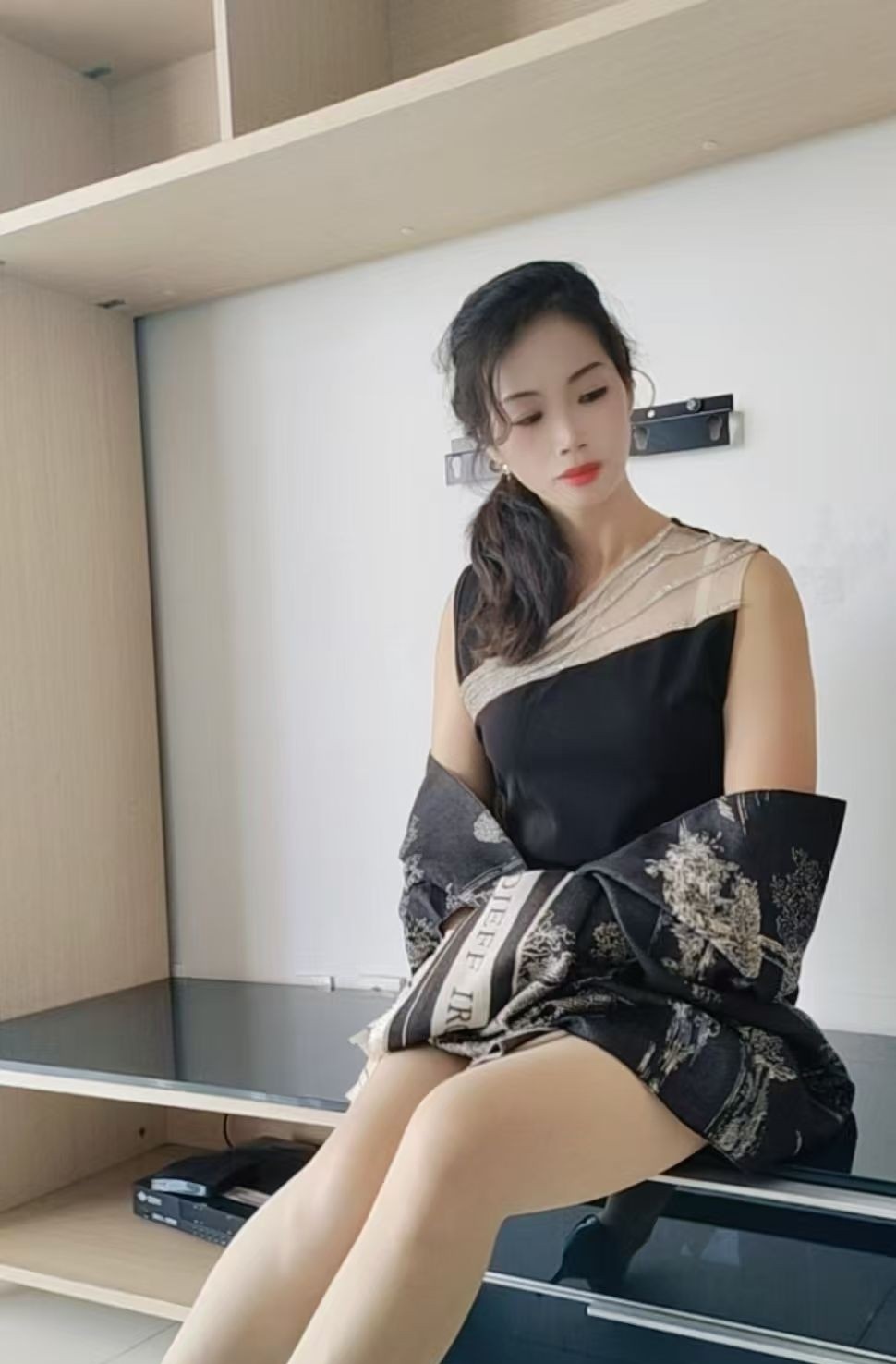 长腿厚唇少妇