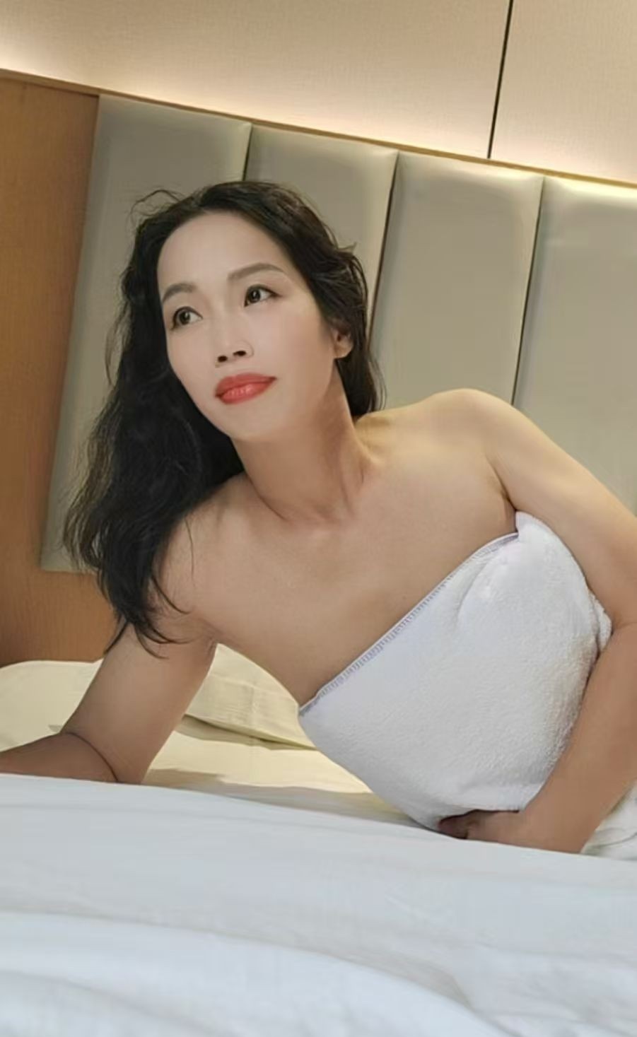 长腿厚唇少妇