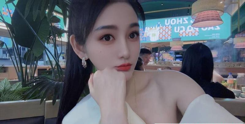 舞蹈老师雅雯流连忘返