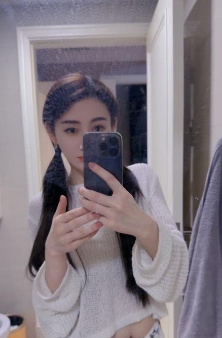 舞蹈老师雅雯流连忘返
