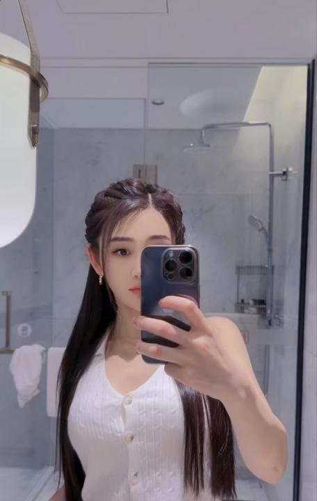 舞蹈老师雅雯流连忘返