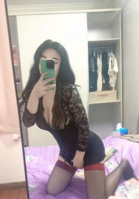 浦东翘臀眼镜女