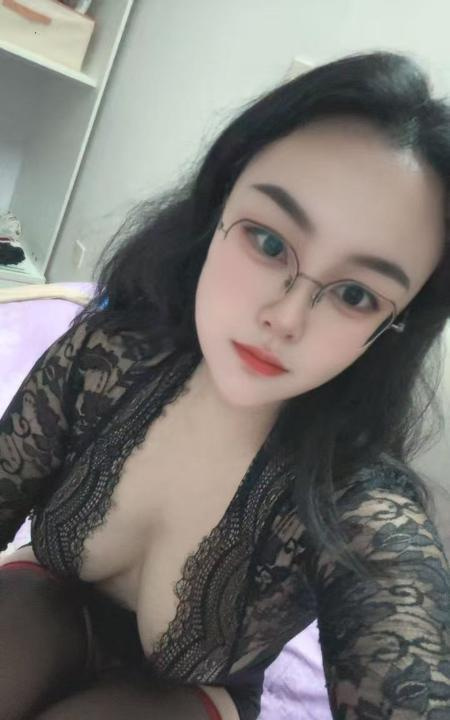 浦东翘臀眼镜女
