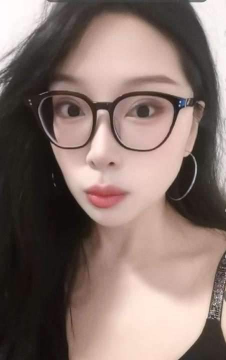 天河眼镜少妇芯芯