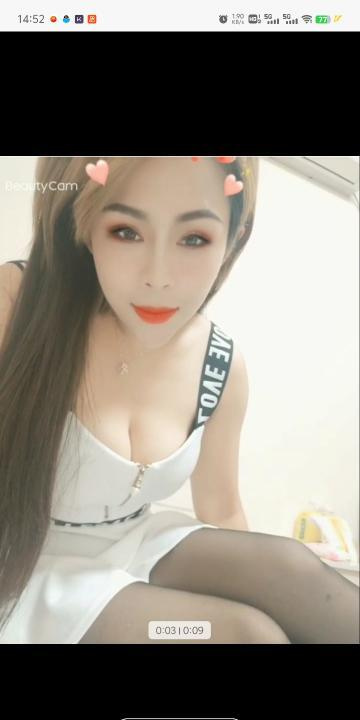 天津之眼附近喷水妞