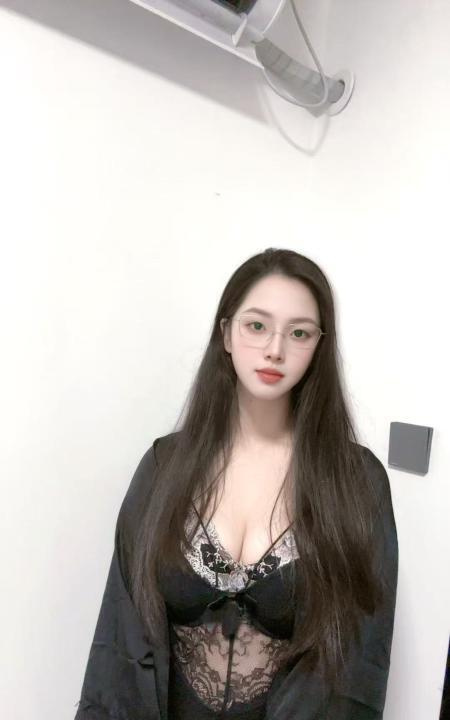 反差御姐明媚儿