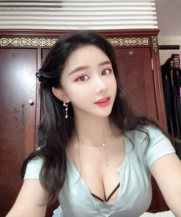 后人巨乳翘臀罗湖希希