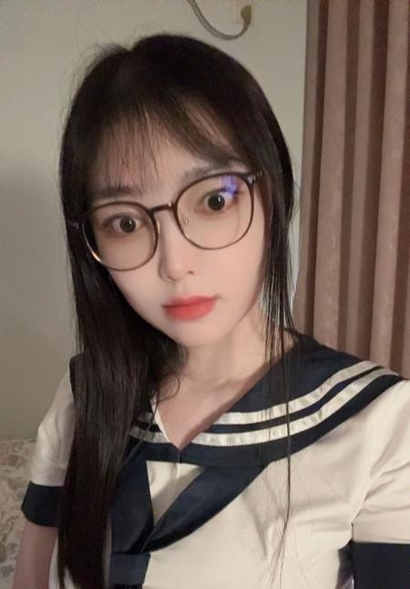 温柔大胸眼镜老师