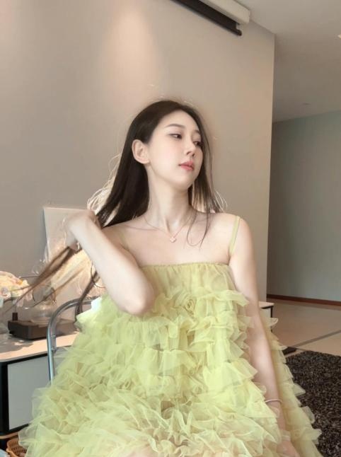 丰满纯情小美女