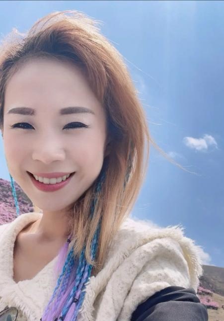 性格开朗友善女