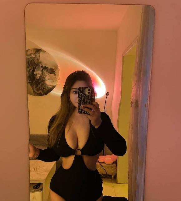 丰满巨乳艾米老师
