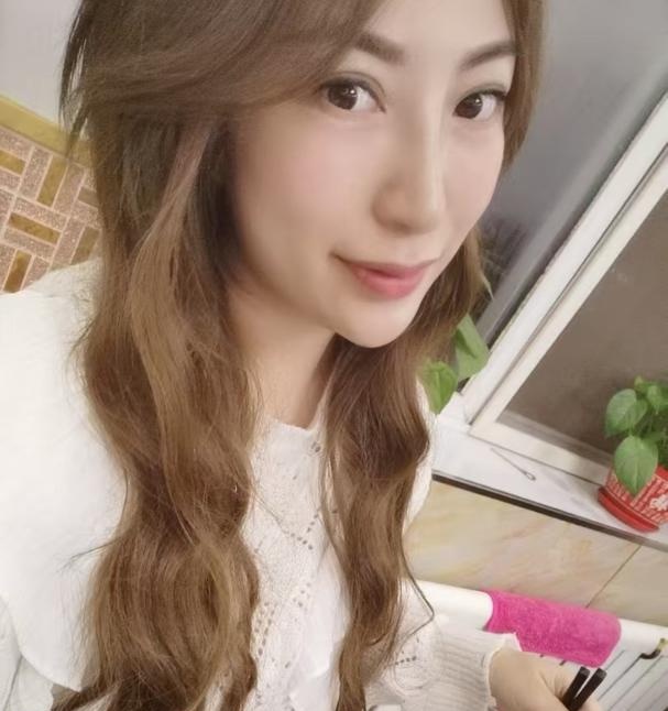 肤白貌没E奶少妇
