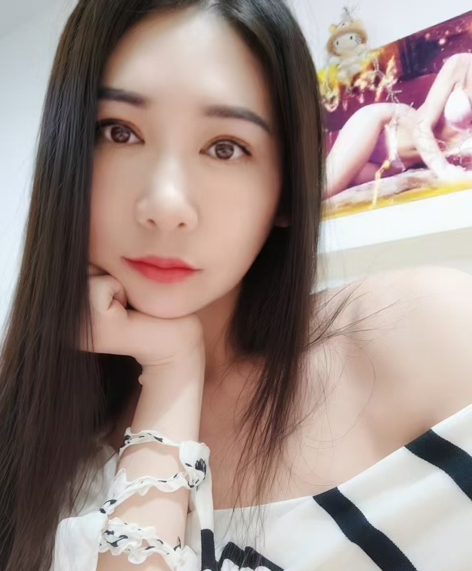 丰满白嫩的小少妇