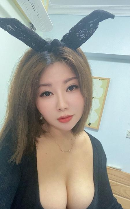 兔女郎诱惑少妇