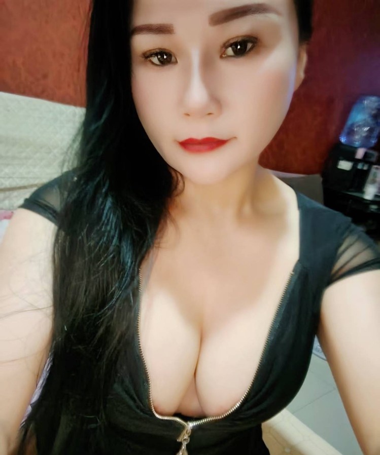 风骚泄火的轻熟姐姐