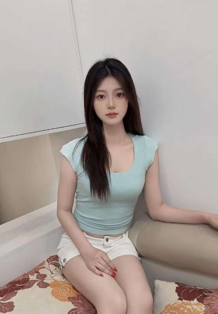 圆润饱满大胸嫩妹