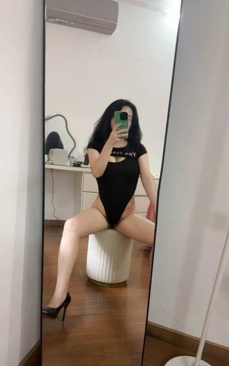 浦东连体衣眼镜女