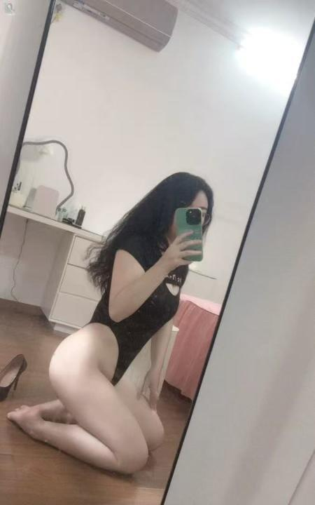 浦东连体衣眼镜女