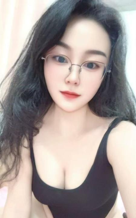 浦东连体衣眼镜女