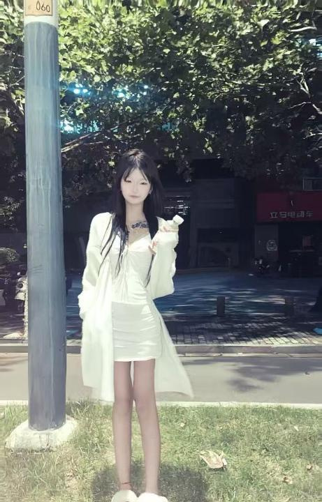 南站三点粉白虎小妹妹