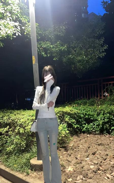南站三点粉白虎小妹妹