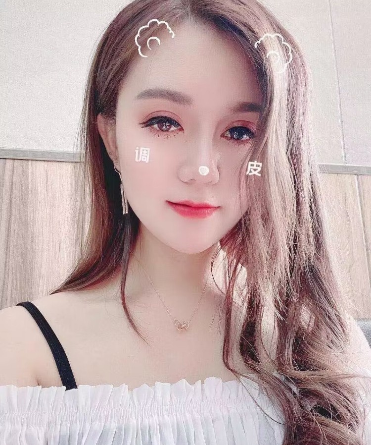 前凸后翘混血妹妹