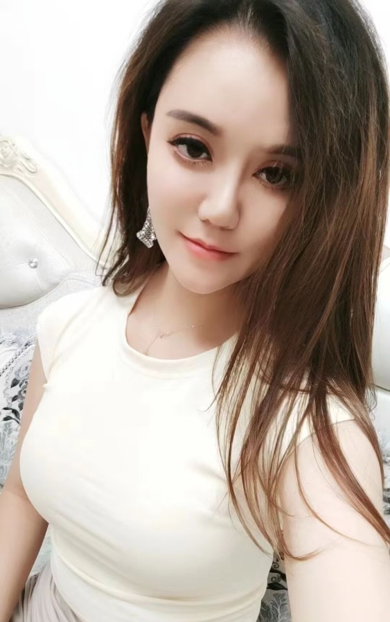 前凸后翘混血妹妹