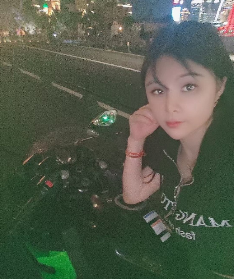 玩机车的大奶牛姐姐