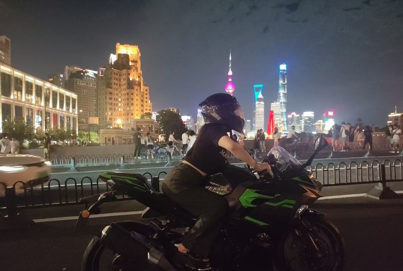 玩机车的大奶牛姐姐