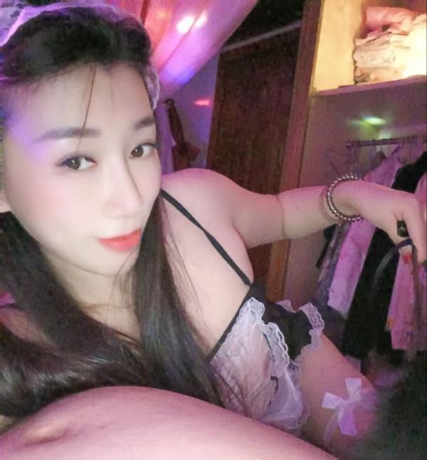 淫荡骚妇玩花活