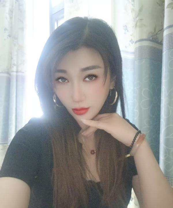 淫荡骚妇玩花活