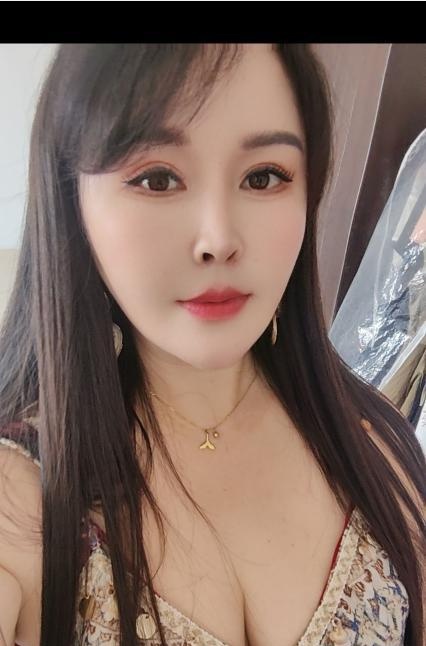 肤白肥臀骚妇