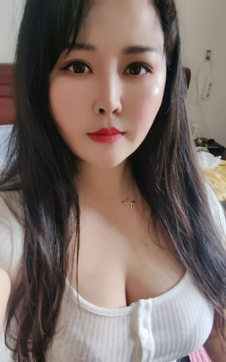 肤白肥臀骚妇