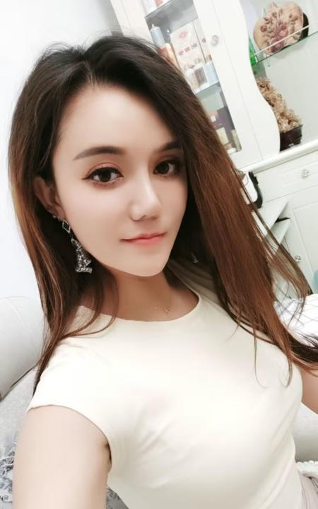 前凸后翘混血妹妹