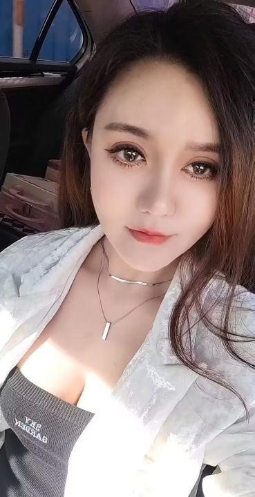 前凸后翘混血妹妹