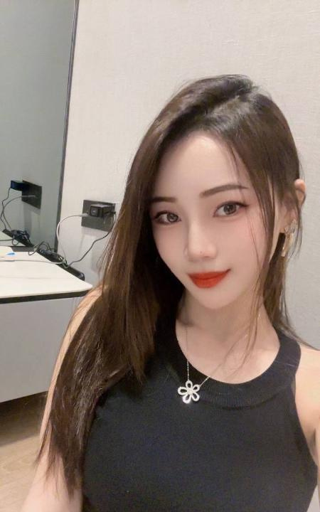 前凸后翘完美身材洛伊