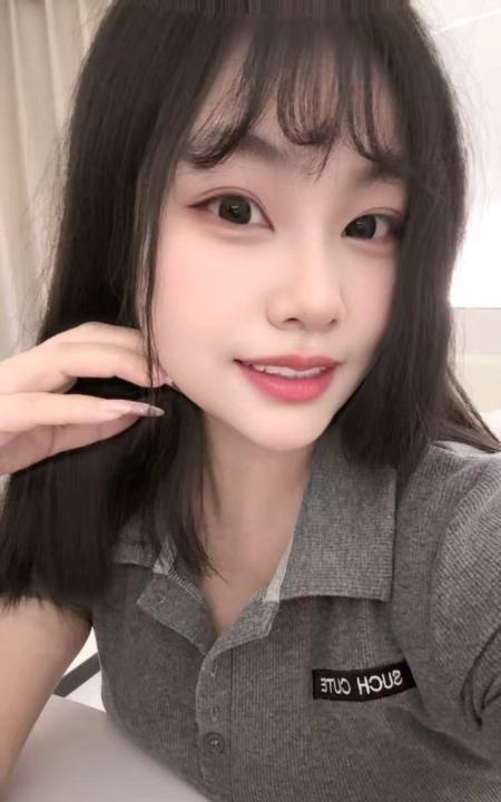 甜美且巨乳的伊伊