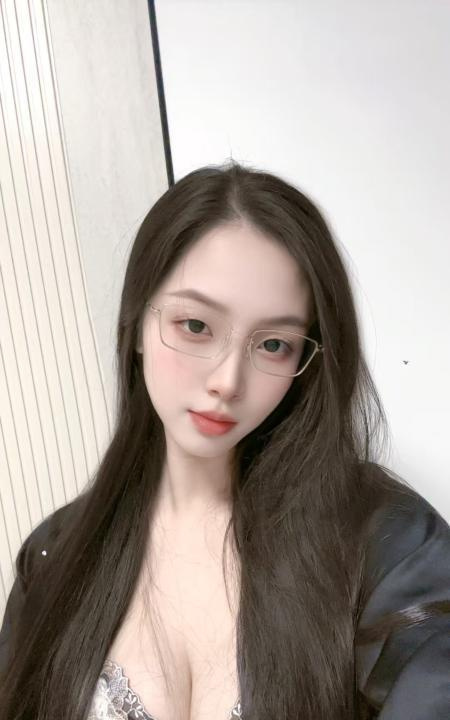 眼镜反差御姐明媚儿