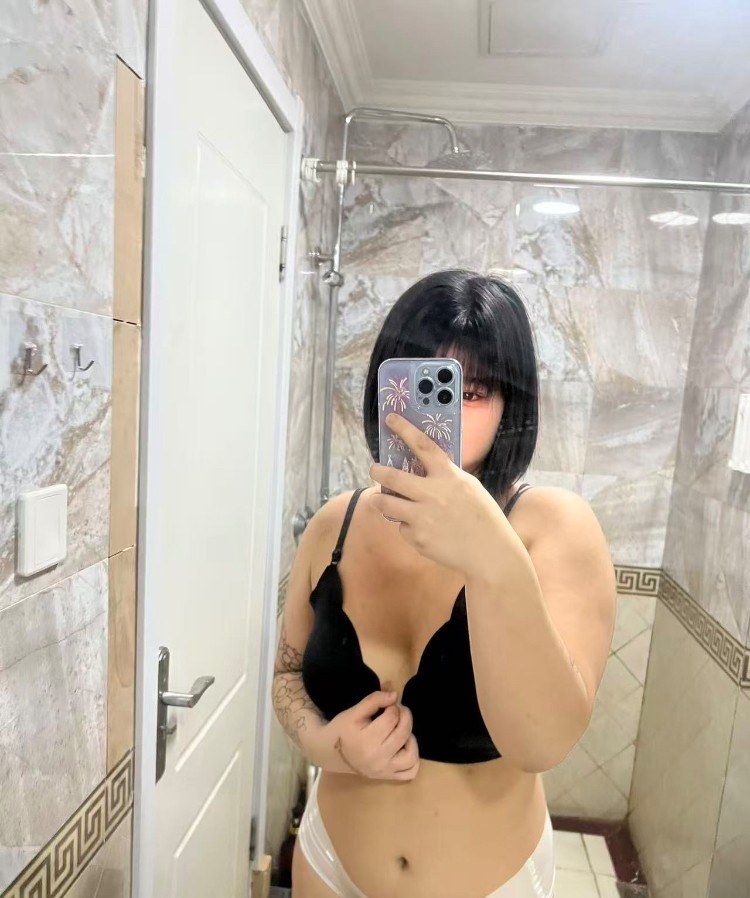 微坦年轻小妹