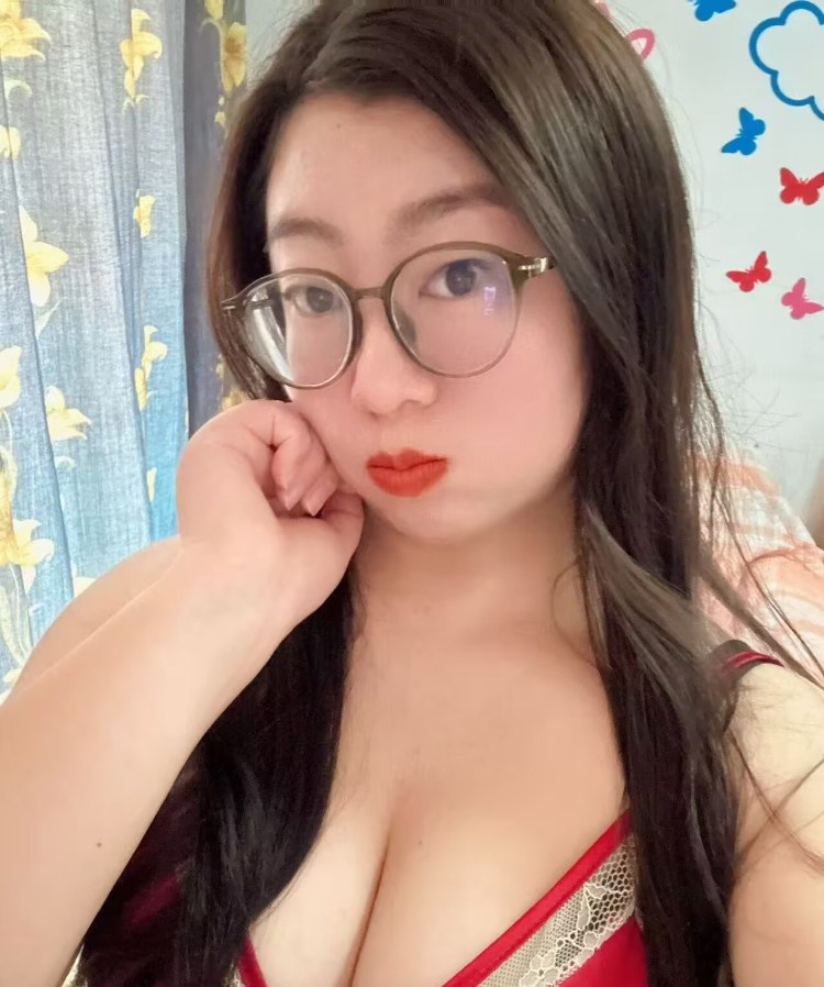 南京五塘广场 大奶妹