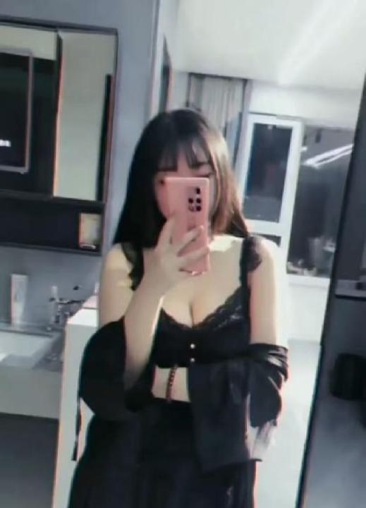 大胸萝莉妹