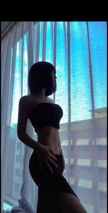 包和很飒的短发妹妹