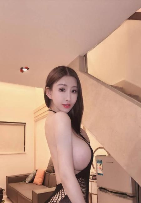 高挑长腿巨乳御姐