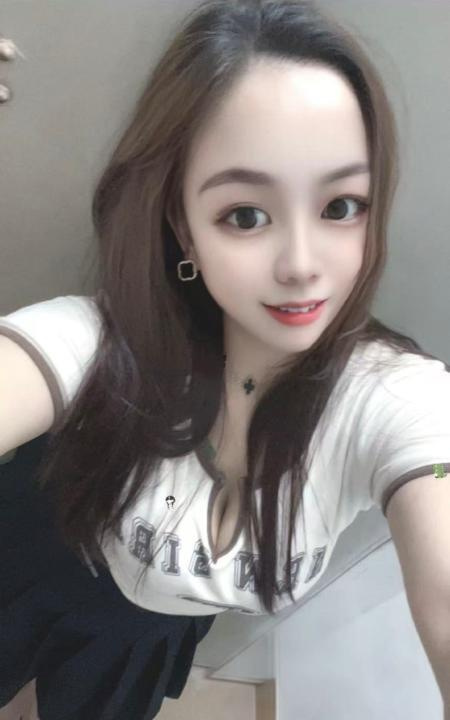 女友感舌吻御姐