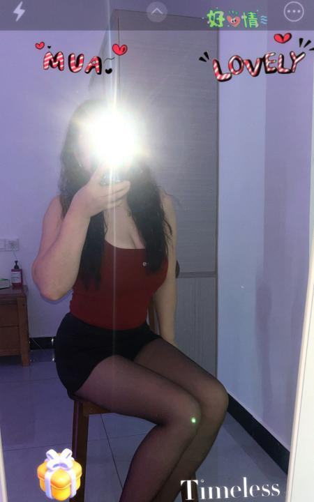 大胸黑丝小少妇